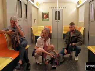 Kecil tetek trans-seksual emma mawar barebacks sebuah orang di sebuah kereta bawah tanah