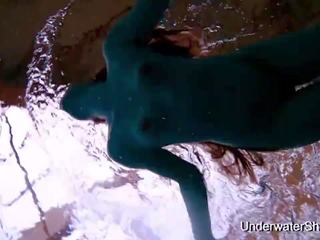 Extraordinary burbuja trasero adolescente simonna bajo el agua, xxx película 02