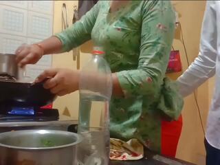 Indian first-rate nevasta trebuie inpulit în timp ce cooking în bucatarie | xhamster