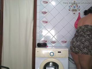 Quente dona de casa lukerya cleans o cozinha em o de manhã