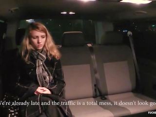 Follada en traffic - adorable checa blondie golpes en la asiento trasero de la coche